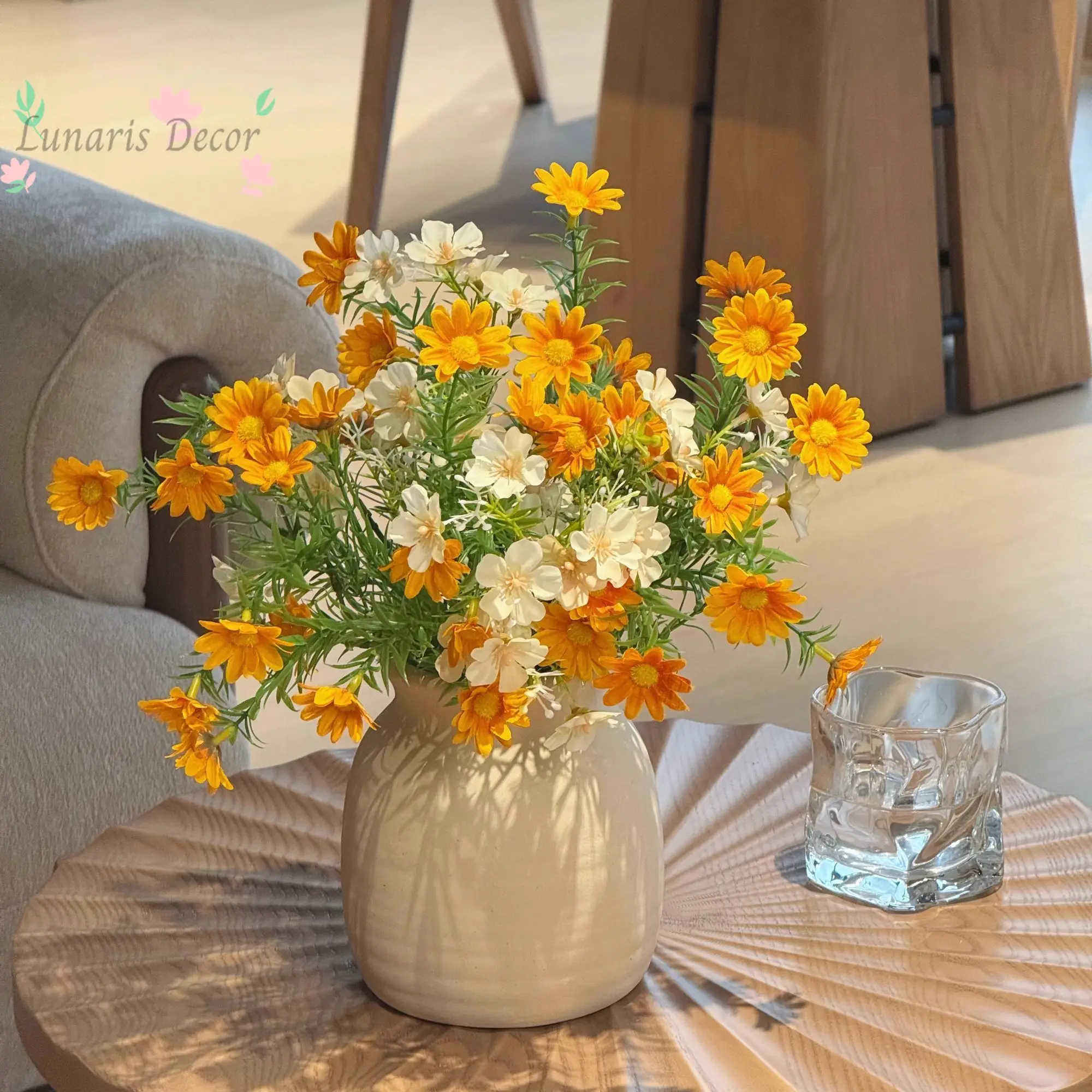 

Ceramic vase with simulated daisy flowers for living room decoration