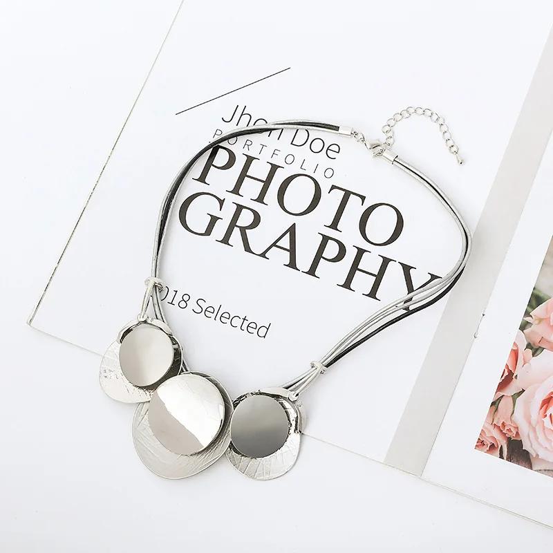 

Новое модное европейское и американское колье для женщин, популярное в интернете, геометрическое короткое металлическое колье на ключицу.