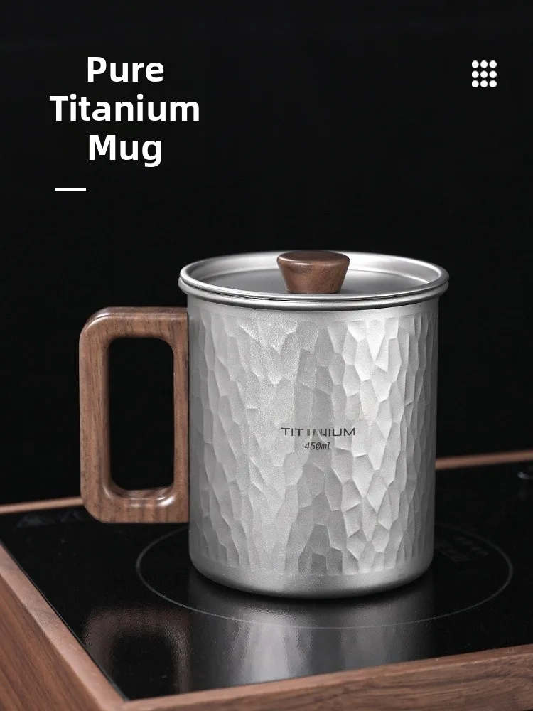 

Портативная кружка из чистого титана с деревянной ручкой и узором «молоток» для активного отдыха, путешествий и домашнего использования