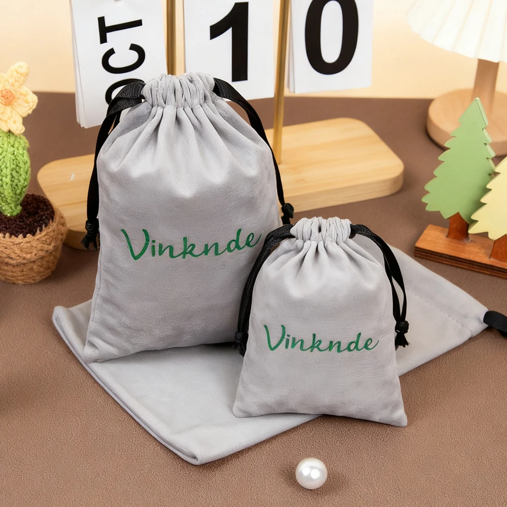 

100 шт., серая бархатная сумка на шнурке с логотипом для роскошных волос, шелковые духи, ювелирные изделия, косметический макияж для свадебной подарочной упаковки