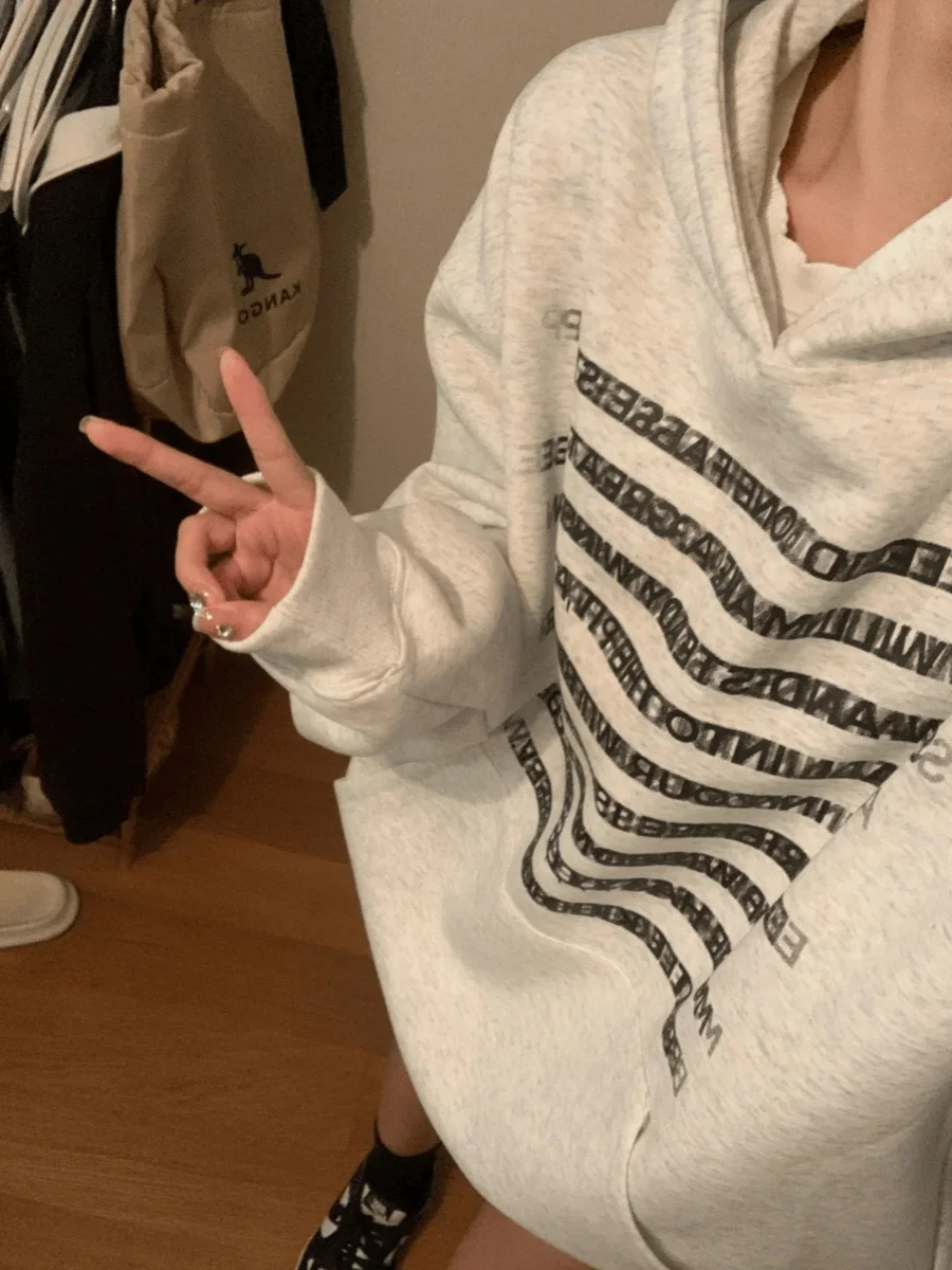 Bluza z kapturem w stylu retro American z rozmytym nadrukiem liter, luźny krój, dla kobiet i mężczyzn, odpowiednia na jesień i zimę.