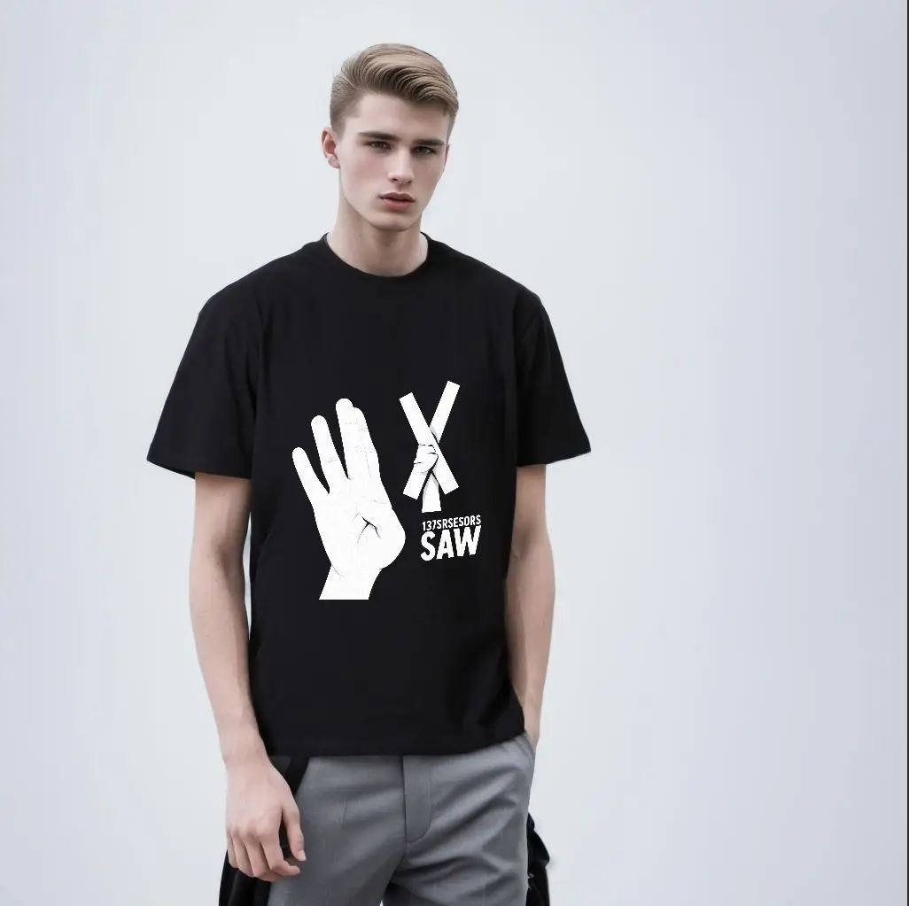 تي شيرت أبيض SAW OK X Sign Hands مع شريط أبيض برقبة دائرية وأكمام قصيرة - تي شيرت كاجوال مطبوع برسومات، قطن ناعم مسامي