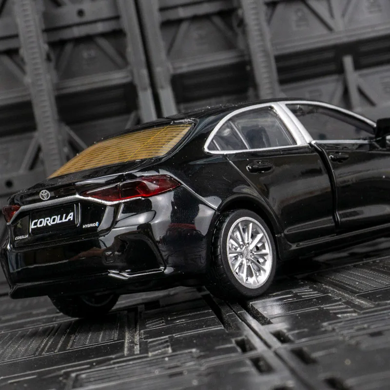 1:33 Symulowany aluminiowy model samochodu Toyota Corolla, podwójne drzwi wahadłowe, zabawka dźwiękowa i świetlna, prezent urodzinowy