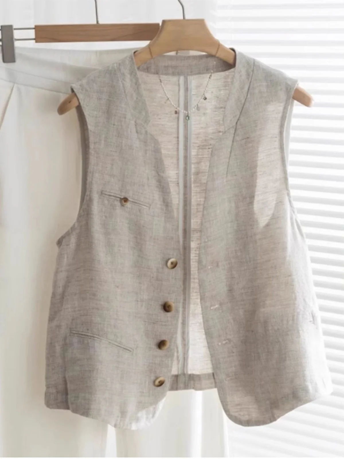 Gilet de costume en lin rétro pour femmes, mince et décontracté, avec épaulettes en v, en coton et lin, haut de transport, bouton unique, été