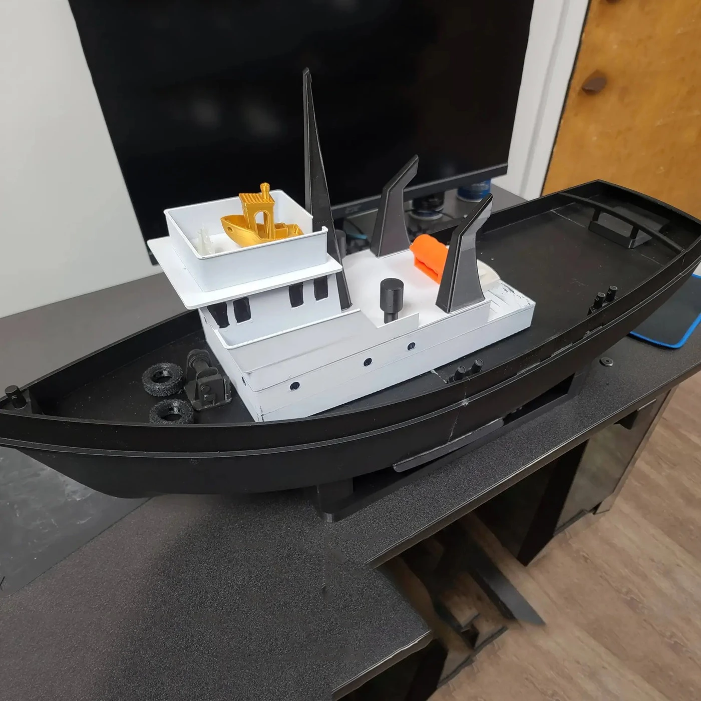 

RC Boat 42cm Simulation Hanoi Remote Control Tugboat High Precision 3D Printing RC Boat Model Kit Adult Toy