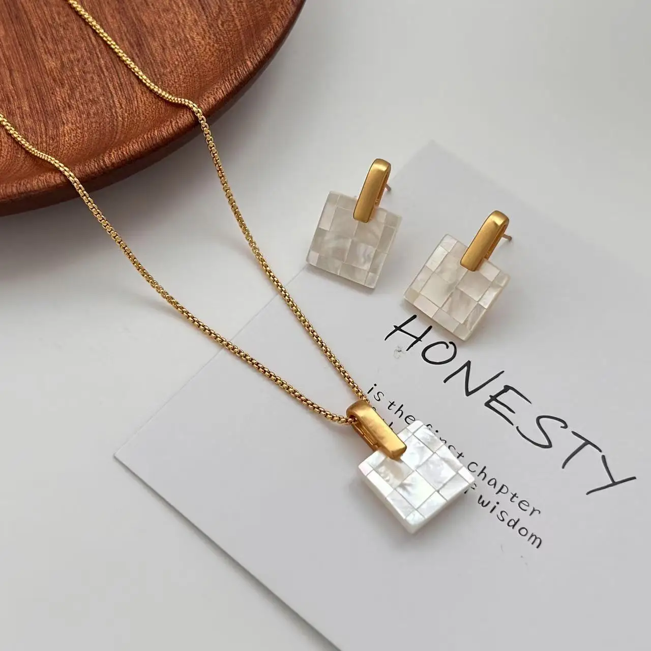 Gentle temperament pure handmade fritillary earrings fashionable commuting versatile splicing shell studs unique simple earrings