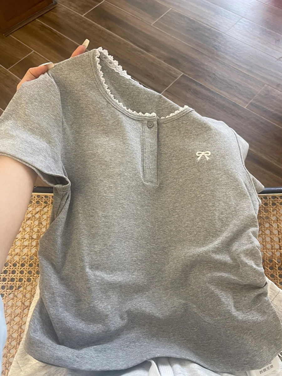 

Модная женская летняя футболка с кружевной отделкой, приталенная, с асимметричным подолом, повседневная, из хлопка, с вырезами и пуговицами...