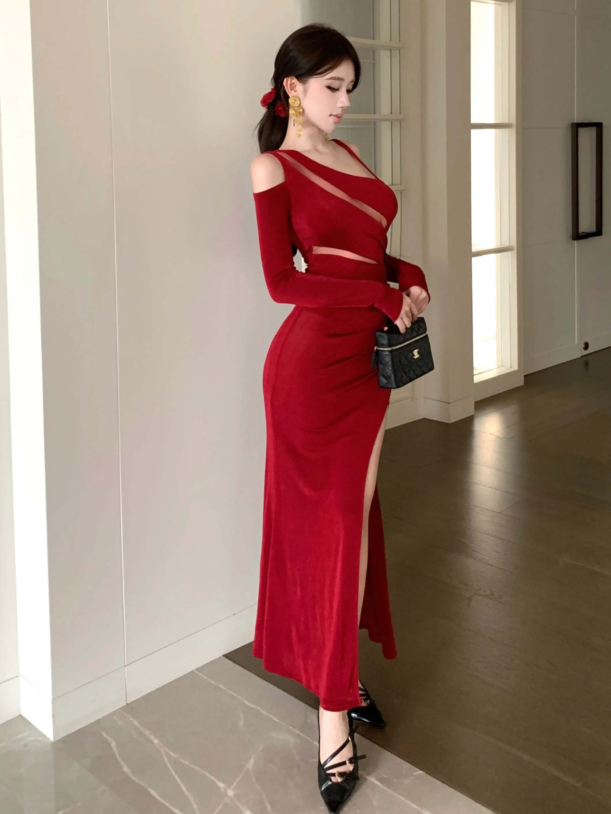 Vestido de noche rojo lujoso de un solo hombro para mujer, vestido ceñido con abertura escalonada y fruncido tallado para evento femenino, vestido elegante para presentador de graduación