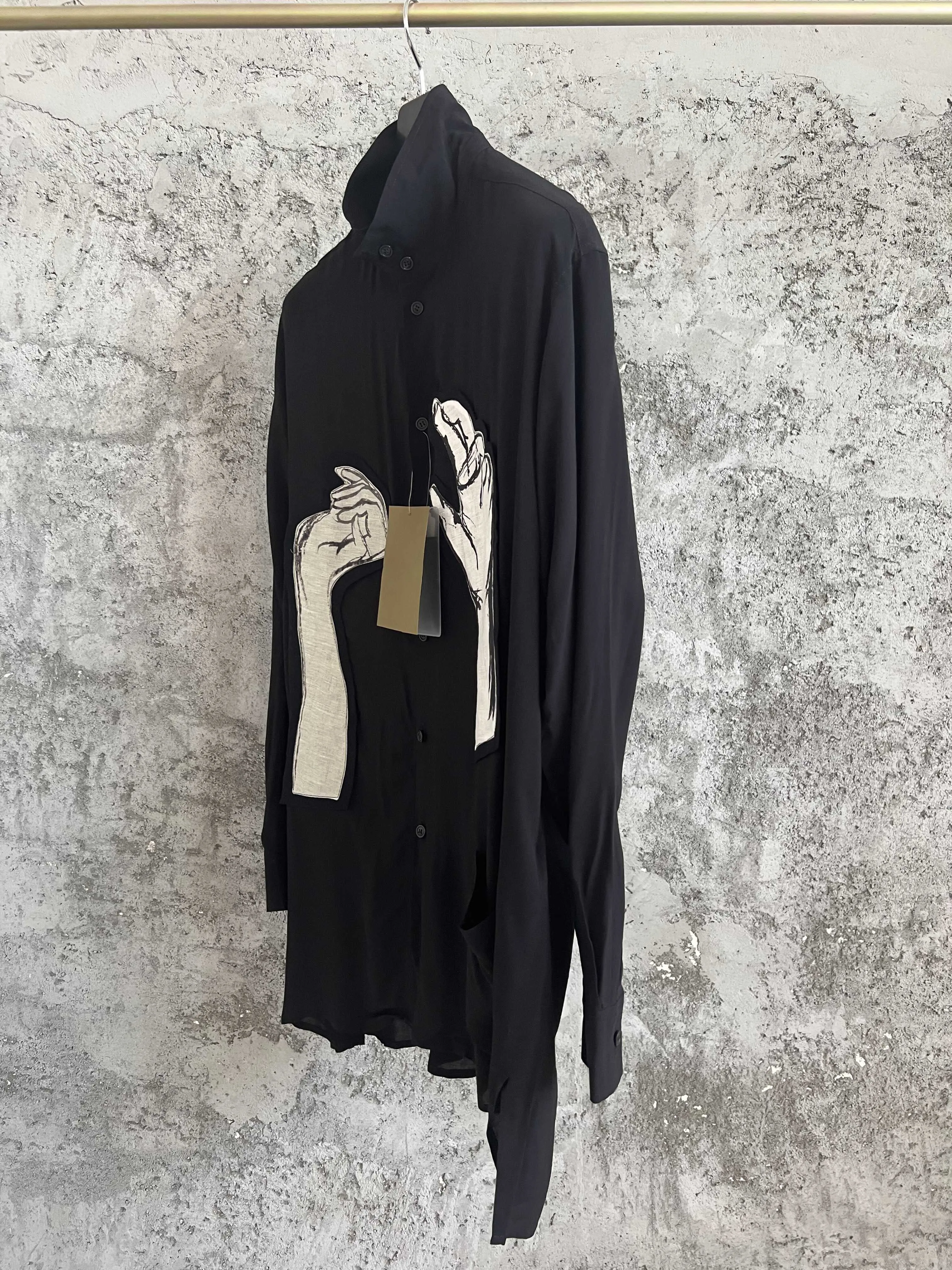 The Eye-hand series double-handed patchwork embroidery 100% cellulose shirt is loose, flowing and has long sleeves