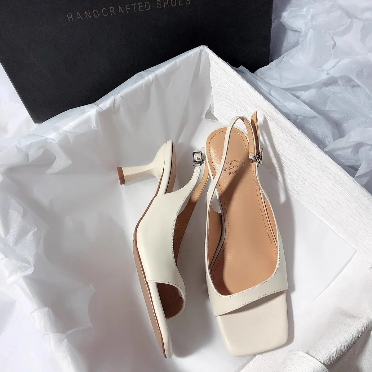 

Повседневная жизнь Элегантный и удобный Квадратная голова и тонкий каблук Натуральная кожа Носить босоножки на высоком каблуке с открытым носком на одной носке