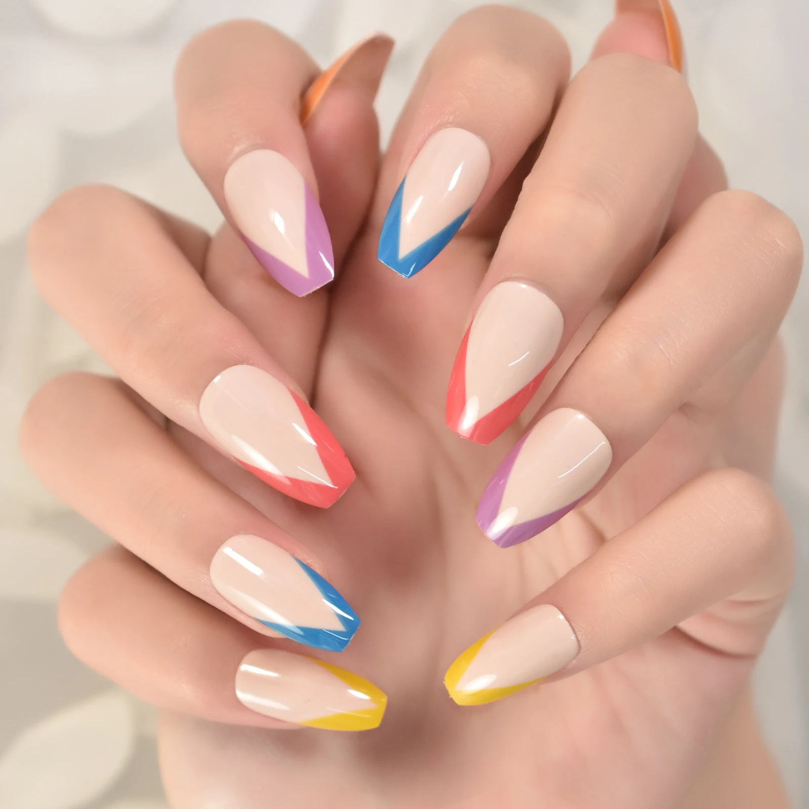 Punte arcobaleno Bara Corta colorata lucida Punte francesi Stile V Stampa sulle unghie Unghie artistiche Unghie finte Salone di manicure a casa