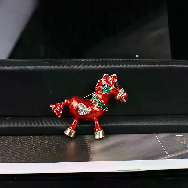رائعة الصينية زودياك الحصان بروش دبوس للنساء الملابس معطف مجوهرات اكسسوارات الهدايا