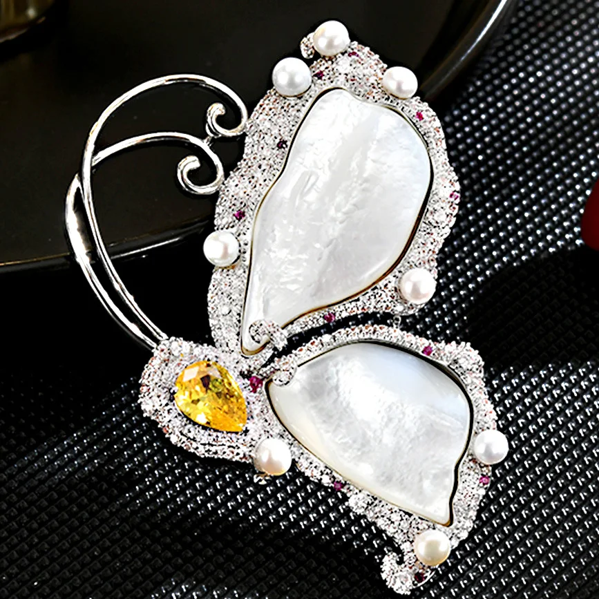 

Новая легкая роскошная натуральная белая брошь-бабочка с перламутром, элегантный пресноводный жемчуг, простая модная булавка с насекомыми, аксессуары