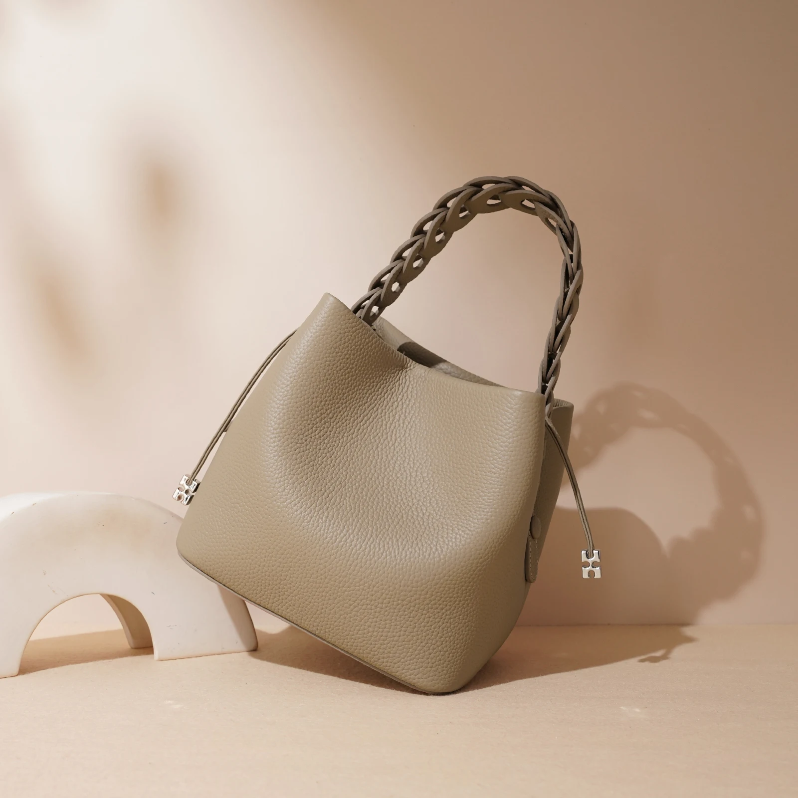 

2025 New Genuine Leather Bucket Bag Summer Crossbody Shoulder Women's Tote Versatile Hobo Handbag Spacious Casual Fashion Bags
