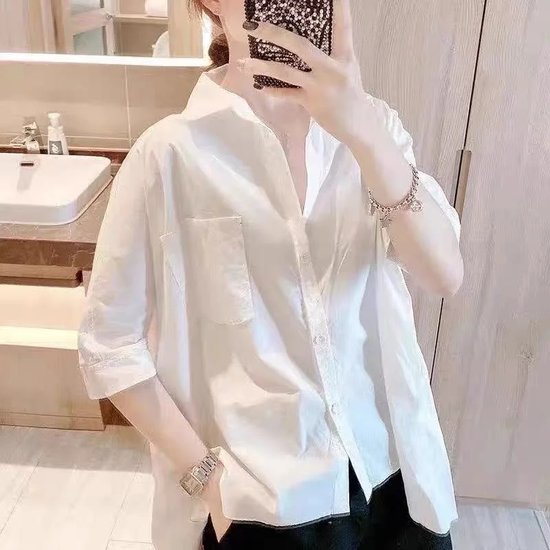 Luźne damskie bawełniane spodnie na wiosnę, koreański styl, prosty krój, detale z guzikami, regularna długość, kołnierzyk, czysty kolor.