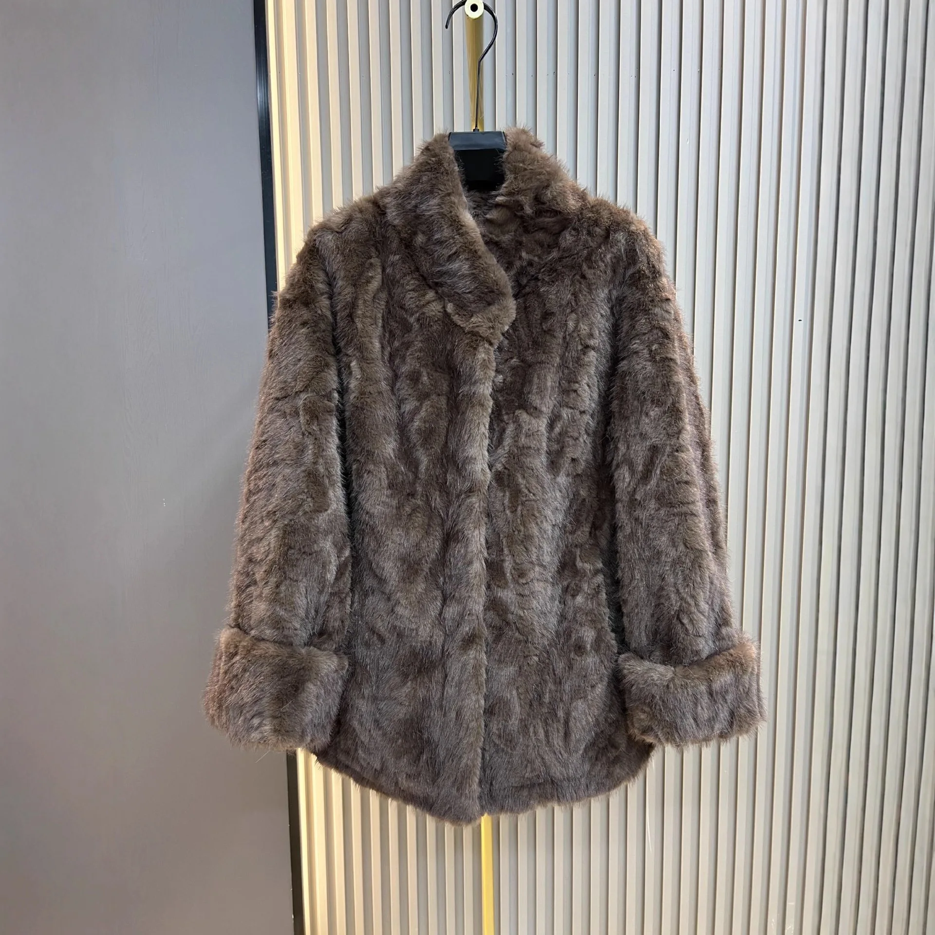 معطف متوسط الطول من فرو المنك المقلد للنساء شتاء جديد بياقة واقفة معطف فرو متكامل على الطراز الكوري فضفاض من الفرو الصناعي