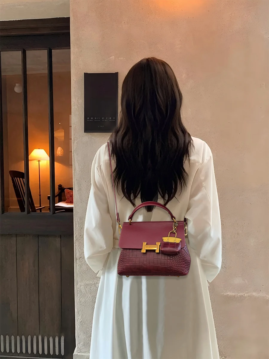 

Luxury designer 2025 spring new fashion sense bag simple temperament small square bag Korean niche design portable messenger bag