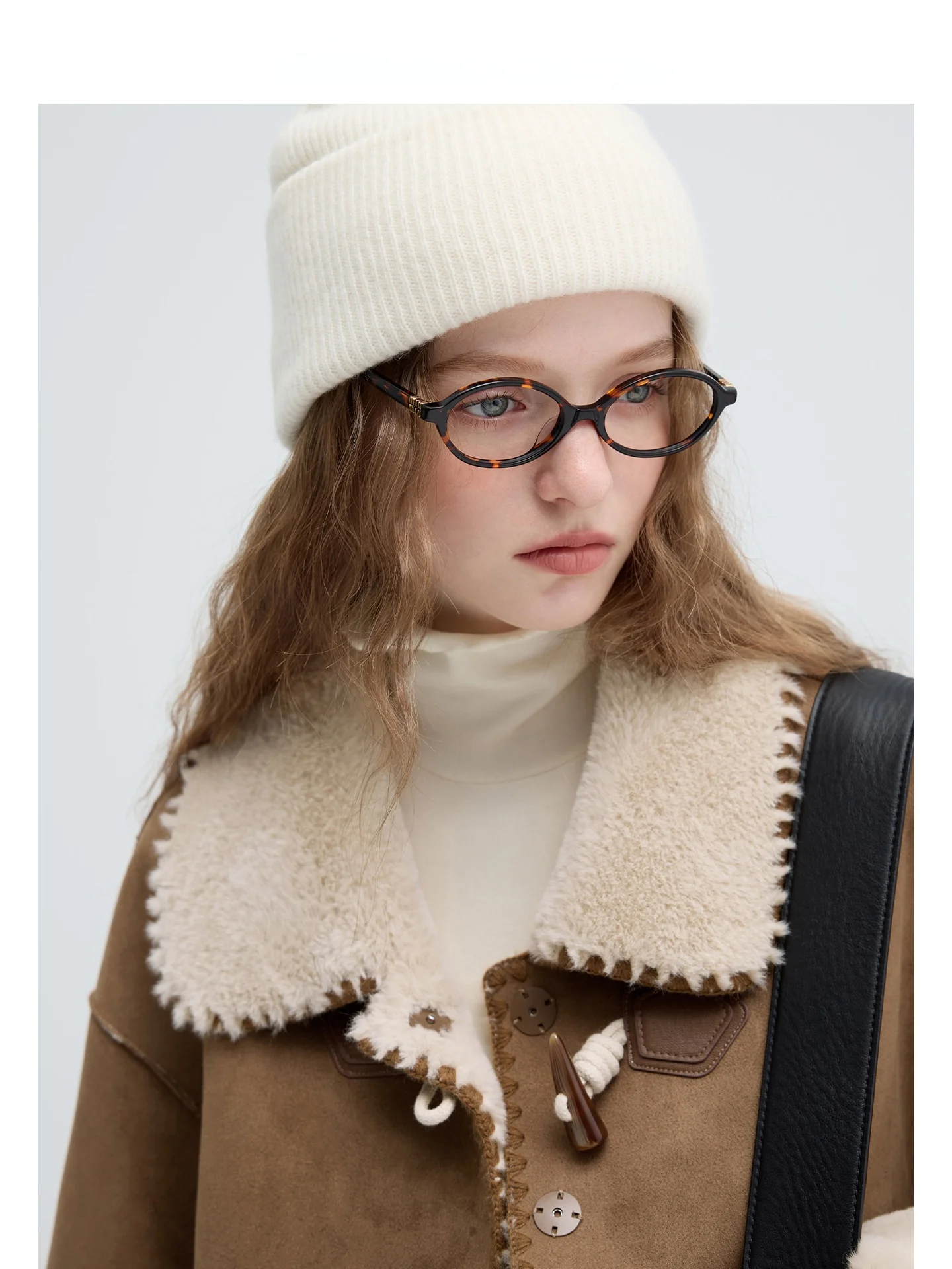 เสื้อโค้ทขนสัตว์เทียมสำหรับผู้หญิง ยี่ห้อ VEGA CHANG บุผ้ากำมะหยี่สีทราย ขนสัตว์เทียมเป็นมิตรกับสิ่งแวดล้อม เหมาะสำหรับใส่เดินทาง แขนยาว ปกพับได้