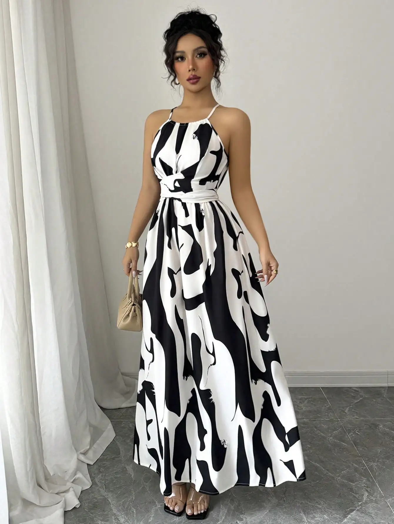 

Женское макси-платье с асимметричным принтом, завязками на шее и завышенной талией