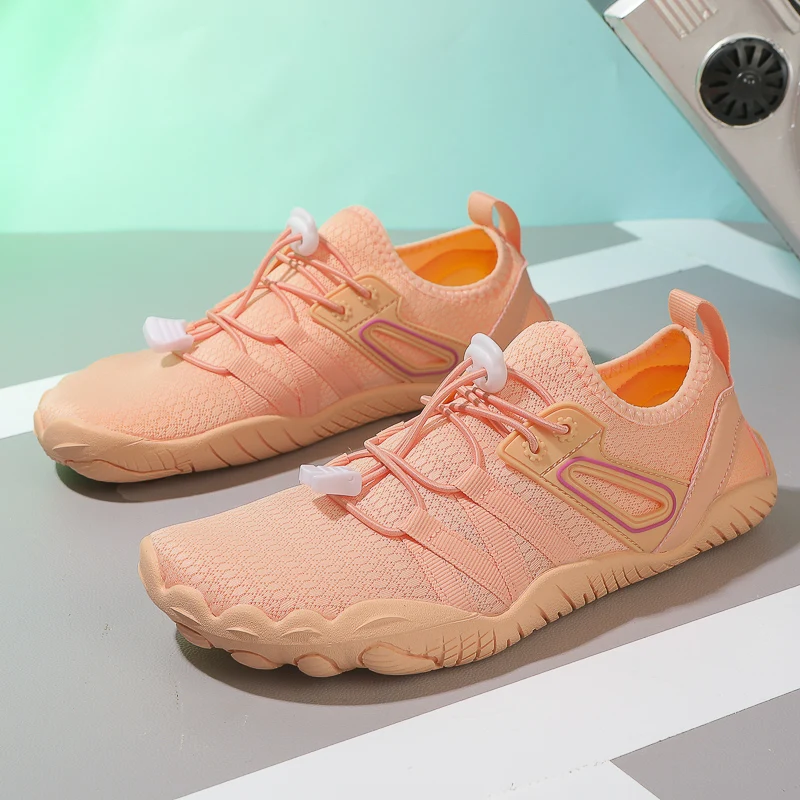 

A pair of children's summer sports fitness shoes, quick-drying drainage water-resistant beach shoes, size 35-42，WK-Y717