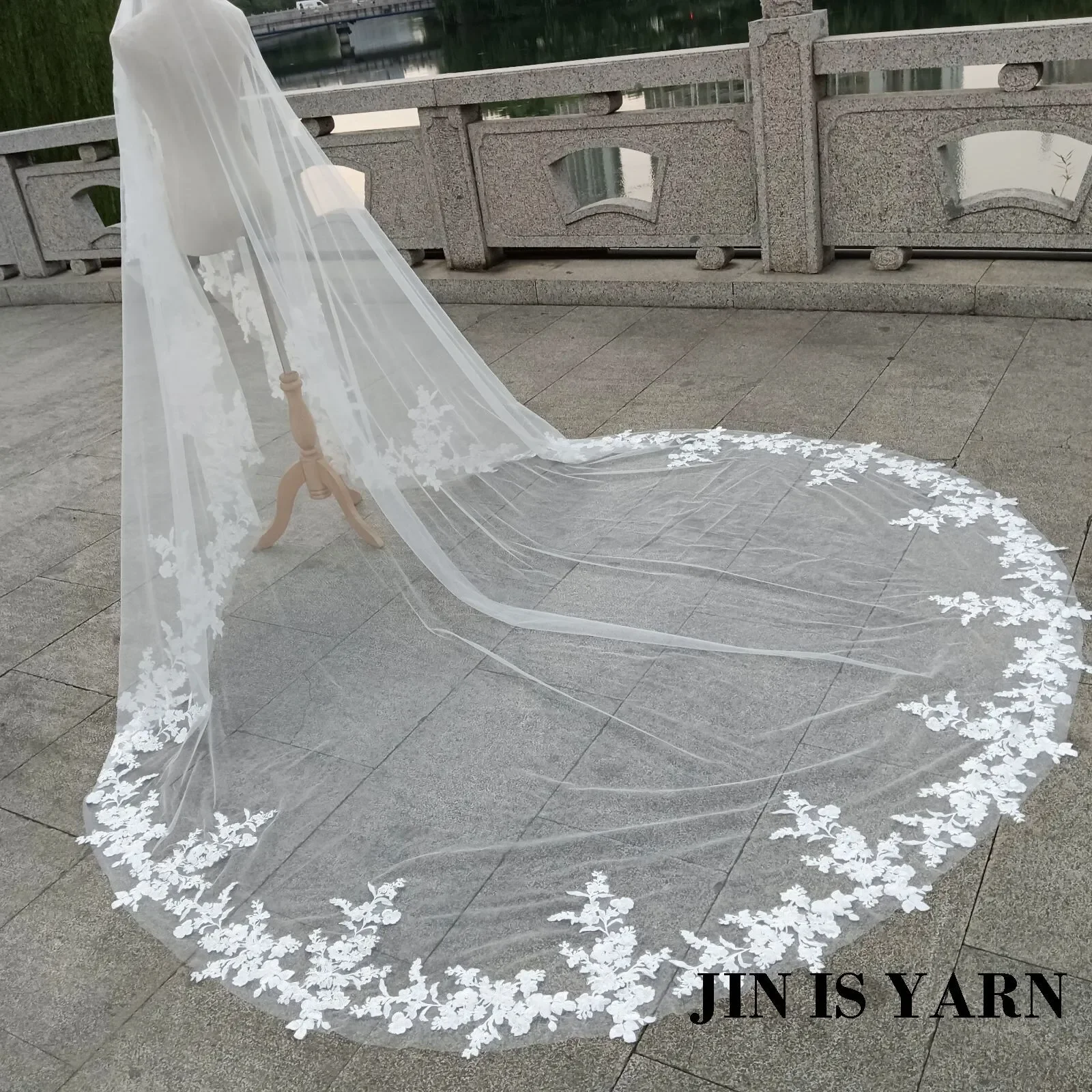 

Real Photo 3m length 3m wide One Layer Wedding Veil With Comb White Lace Edge Bridal Veils Ivory Appliqued Cathedral Wedding