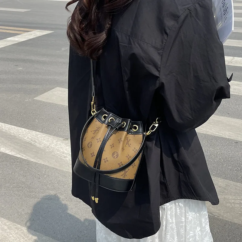 

2026 Winter New Women's Fashion Printed Splicing Handbag Large - Capacity Drawstring Bucket Bag for Commuting and Versatile Use