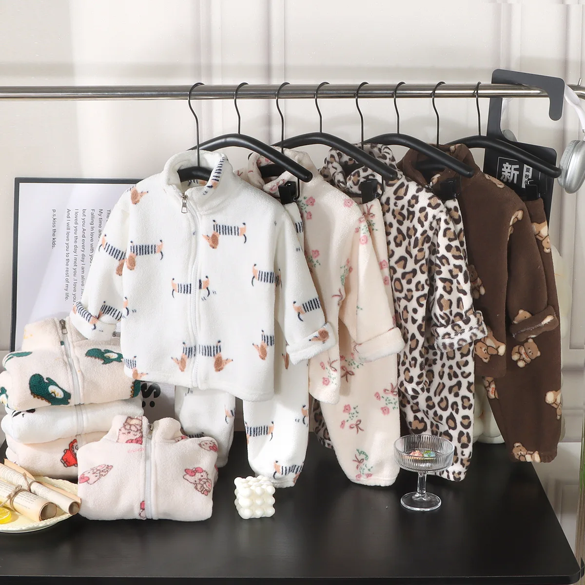 Kinder-Herbst- und Winter-Flanell-Pyjama-Sets, koreanische Version, Jungen, plus Samt, dick, für Zuhause, Mädchen, warme Unterwäsche-Sets – Detail 5