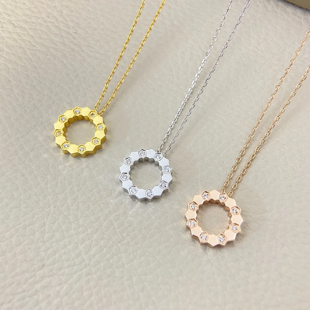 

The 2025 new Shangjia round diamond-encrusted diamond-shaped honeycomb necklace is a unique, exquisite and versatile necklace wi