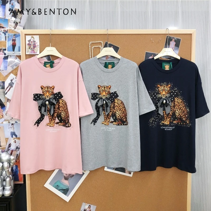 

American Retro Heavy Industry Diamond Drills Cartoon Leopard Print Top Loose Medium And Long Short-sleeved T-shirt With Brooch