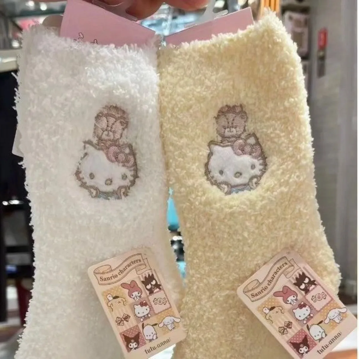 Chaussettes en velours Hello Kitty pour femmes, bas Anime, dessin animé Kawaii, mignon, épaissi, chaud, coton, sol, sommeil, hiver