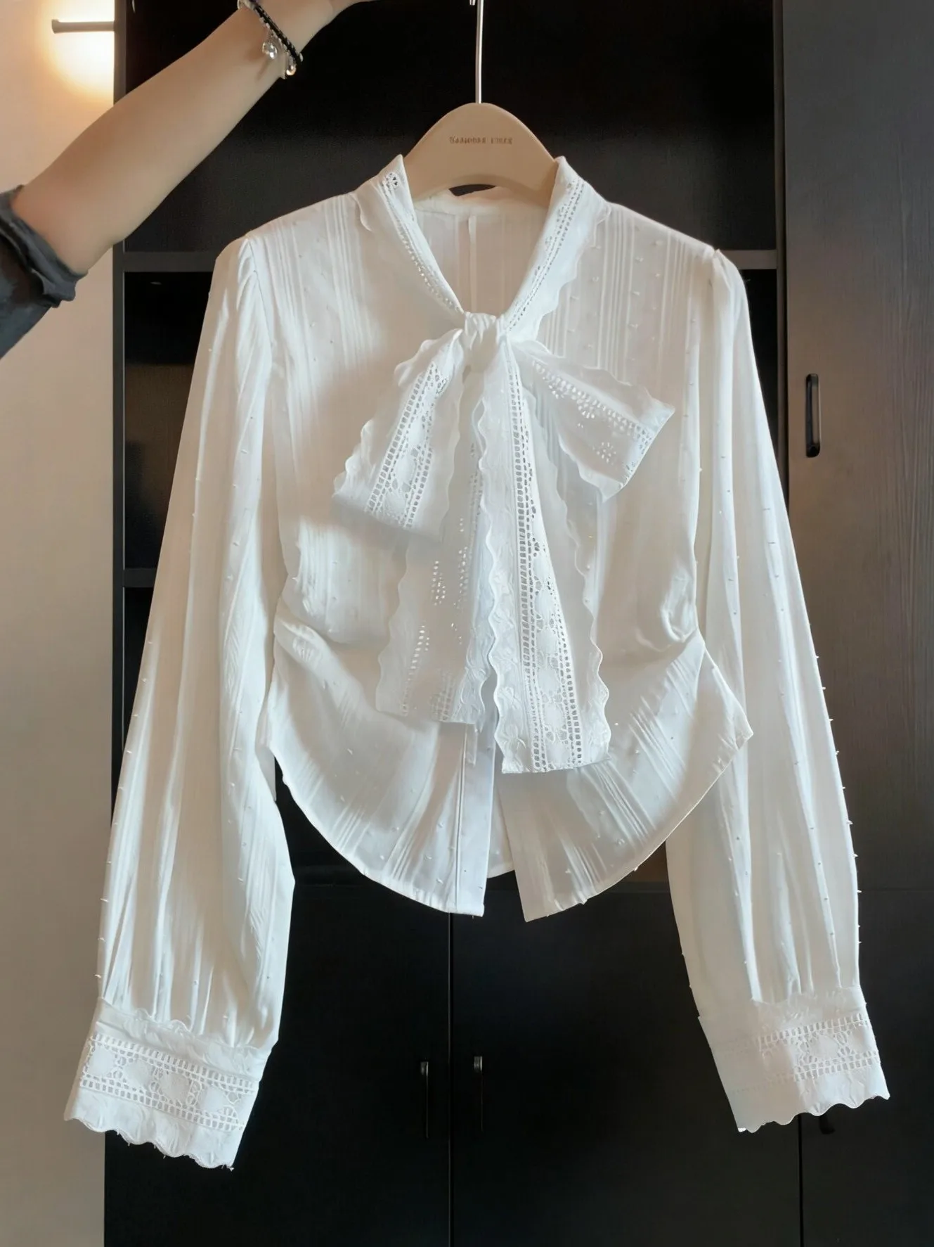 

Французская женская весенняя блузка с длинным рукавом, кружевными вставками, утягивающая талию, с эффектом похудения, дышащая, приятная к телу.