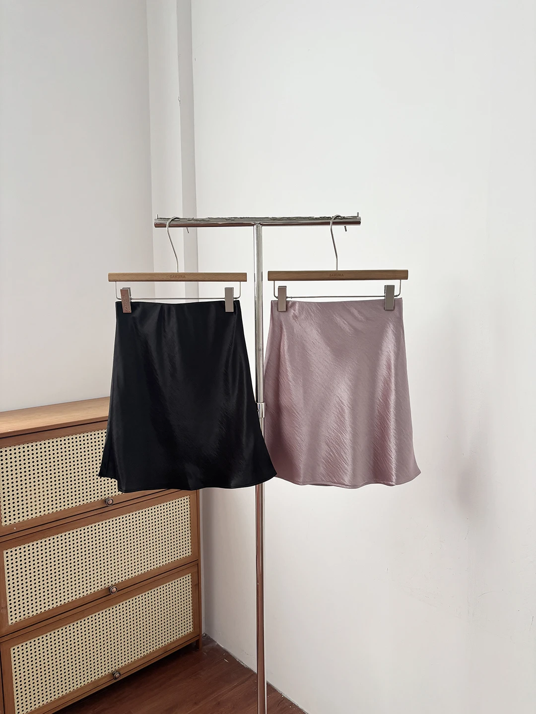 

Retro Acetate Satin Fish Tail Short Midi Skirt Women Summer High Waist A-Line Skirts Elegant Drapey Bodycon Gowns
