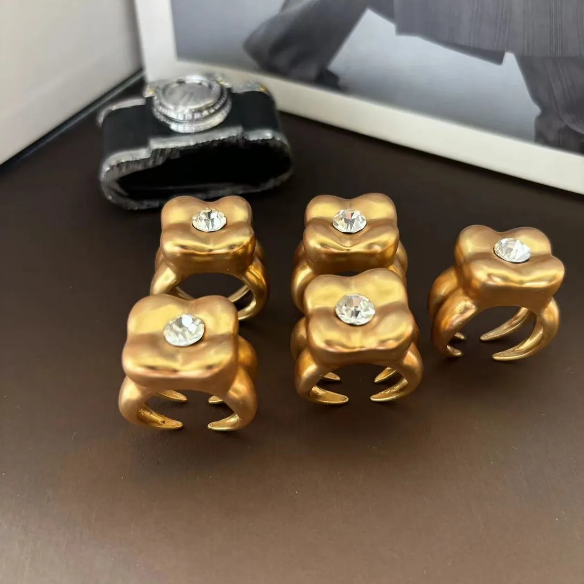 Women Vintage Teeth Shape Pearl Rings Personality Exaggerate Light Luxury Open Mouth Copper Girls Ring Jewelry Gifts Deluxe