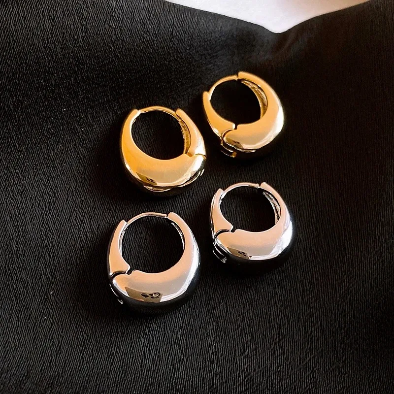 Punk Oval Hoop Earrings with Geometric Ear Buckle Minimalist U-Shaped Design for Daily Wear Fashionable Metal Accessory