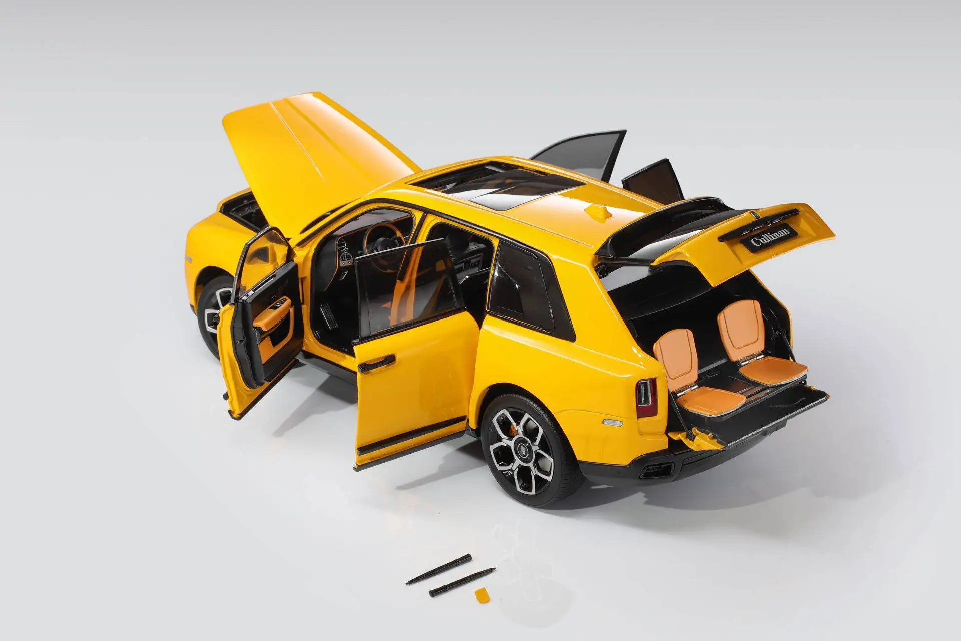 OEM 1:18 Cullinan BB Metallic Geel/Paars Simulatie Limited Edition Alle Open Legering Metalen Statische Auto Model Speelgoed gift