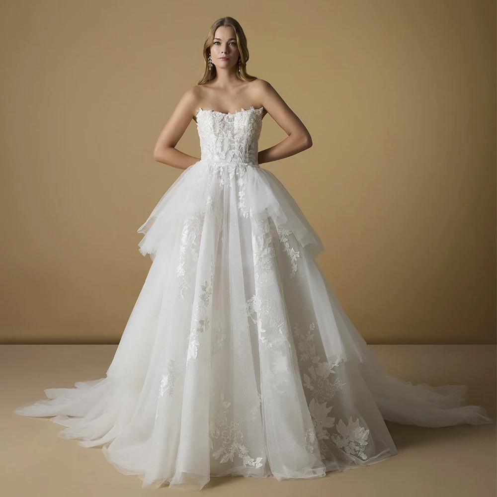 

Charming A-Line Applique Wedding Dress Strapless with Tiered Sweep Train Classic Tulle Bridal Open Back Marriage Gowns Robe