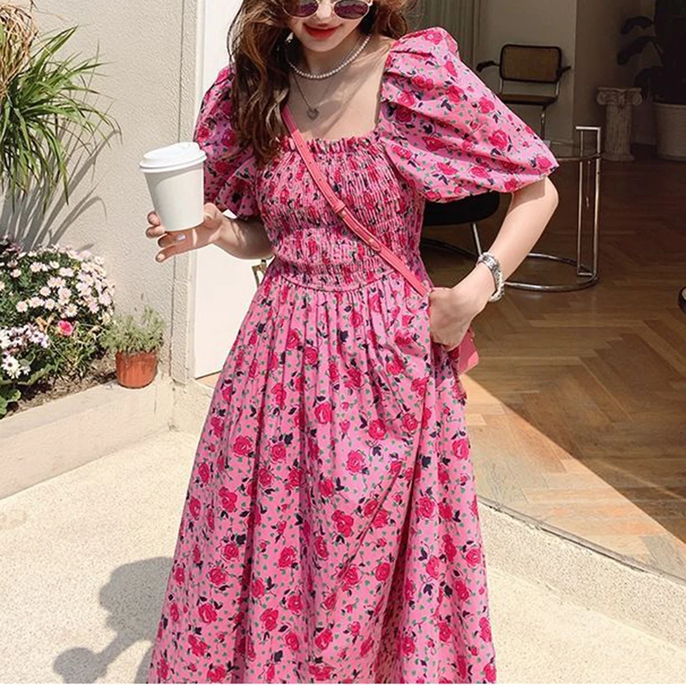 

Летнее корейское платье-миди с цветочным принтом, короткими рукавами-фонариками, плиссированное, эластичное, скрывающее живот, приталенного кроя.