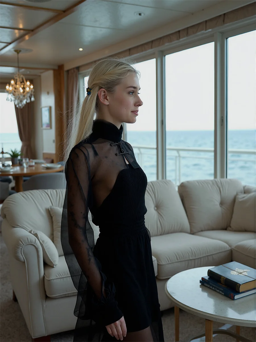 Damska koszula z długim rękawem, czarna, z koralikami, perłami, koronkowym kołnierzykiem, ozdobiona kokardą, słodka, urocza, prosta, podstawowa, miękka, kobieca, elegancka, ładna.