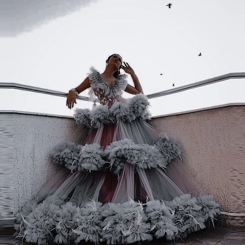 

Grey Tiered Tulle Evening Gown Feather Flower Ruffled Formal Dress With V Neck Wedding Party Dress Robe De Soiree Custom Color