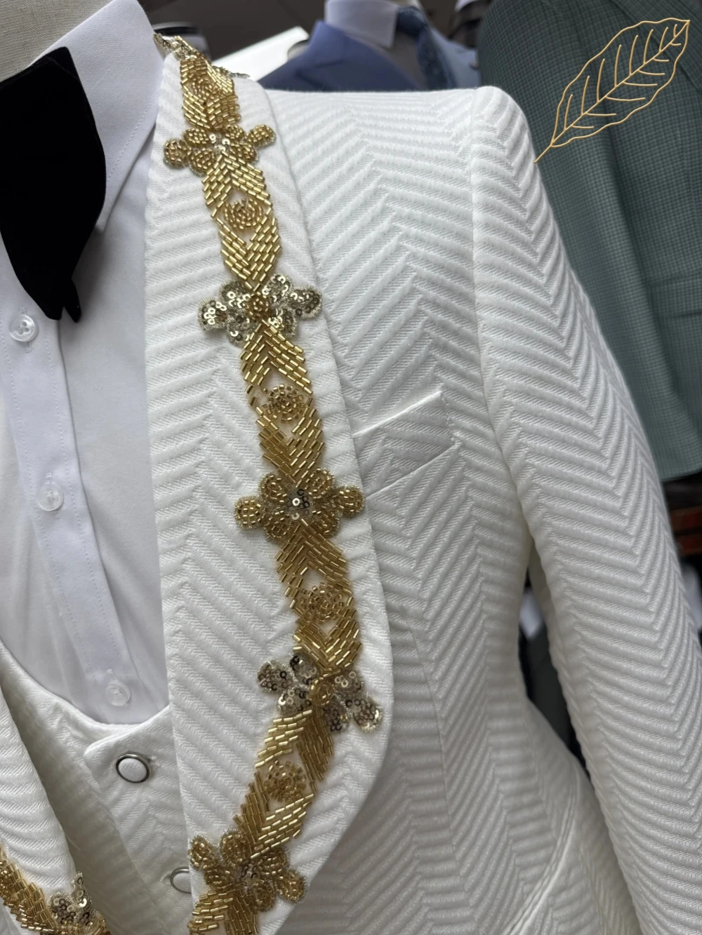 

Male Chic Golden Beaded Tuxedo 3 Pieces Date Proposal Outfit Handsome Shawl Lapel Suit Set For Men Wedding Groom Sets On Sale