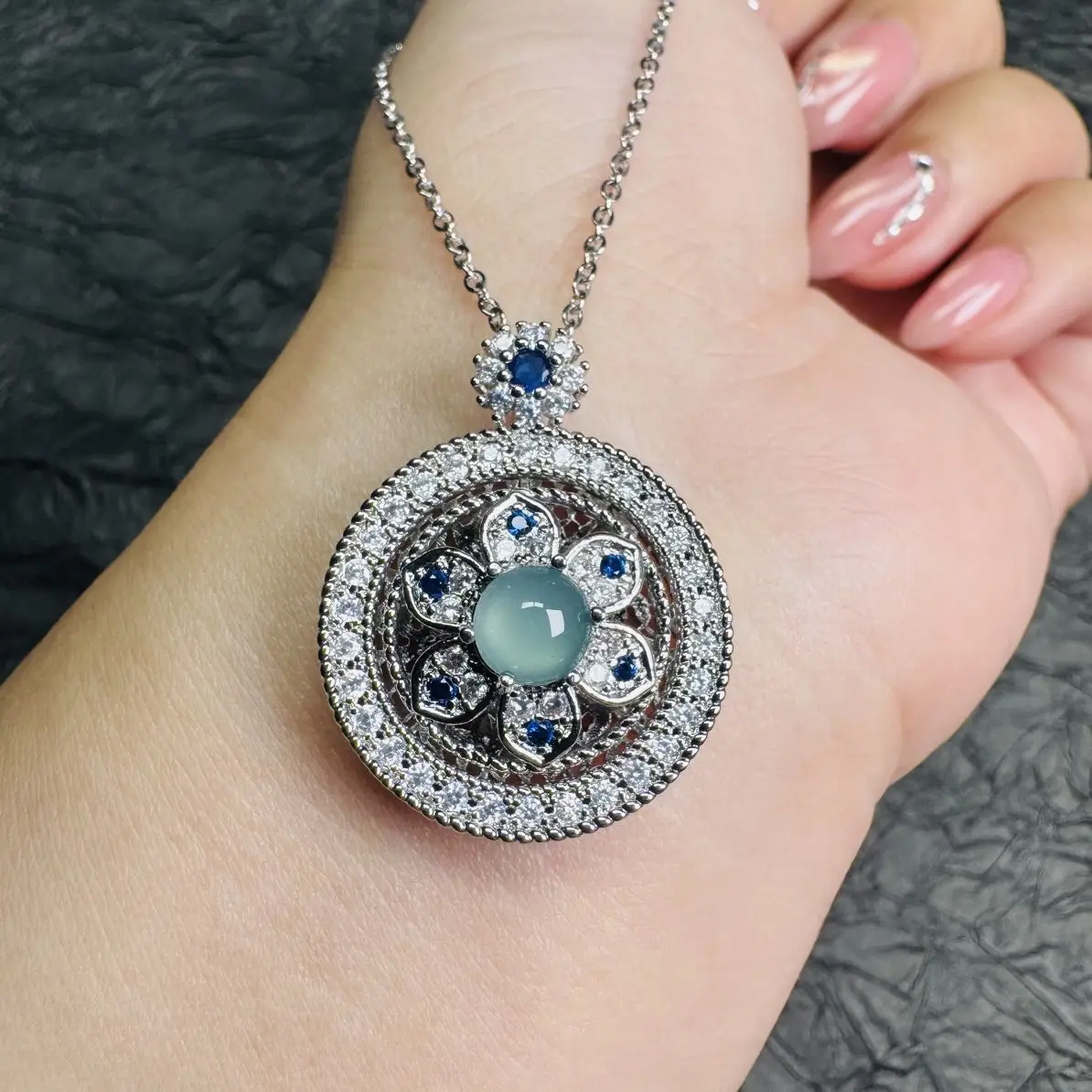 Natural jadeite, ice blue Seiko eight treasures compass rotating pendant to send a certificate (diversity is sent with one chain