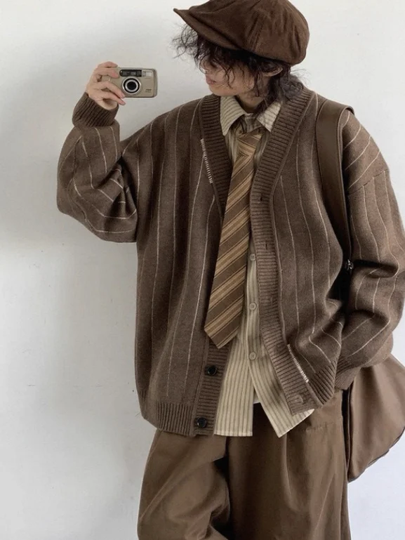 

Нейтральный осенне-зимний тяжелый вязаный кардиган с v-образным вырезом, свитер с открытыми пуговицами для мужчин и женщин, студенческий полосатый свитер...