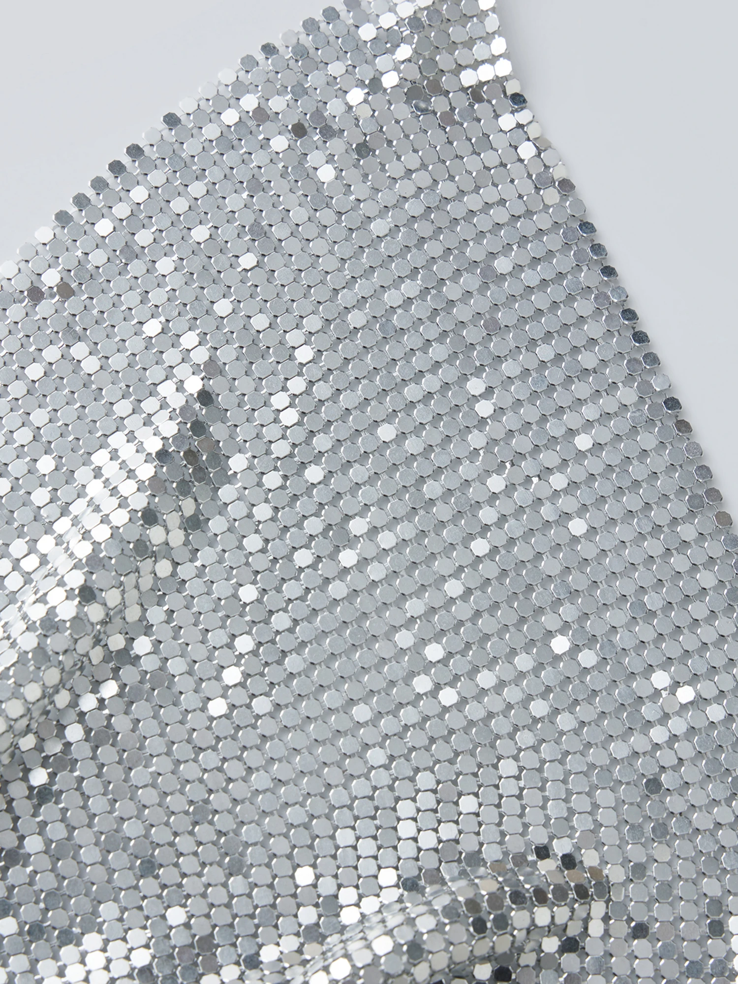 Ensemble haut et jupe élégant à paillettes avec foulard assorti – Gilet scintillant sans manches à col bénitier et mini jupe scintillante