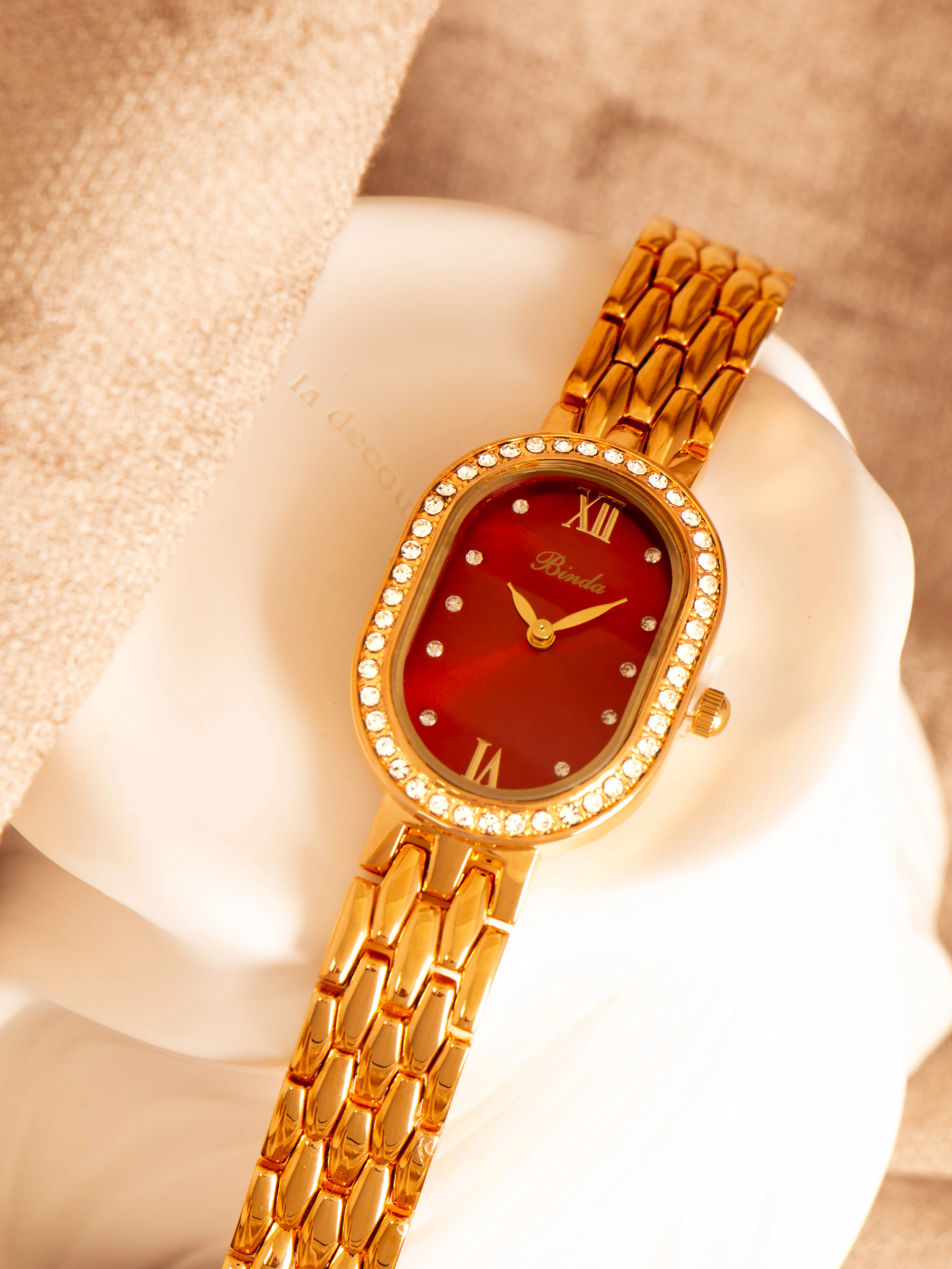 ساعة بيندا كوارتز نسائية بمينا بيضاوي عتيق وحجر الراين مع صندوق هدايا