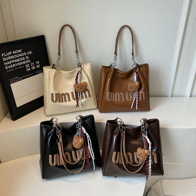 

Модная большая сумка-тоут, новинка 2023 года для женщин, легкая сумка через плечо с брелком, повседневная офисная сумка для ежедневных поездок на работу