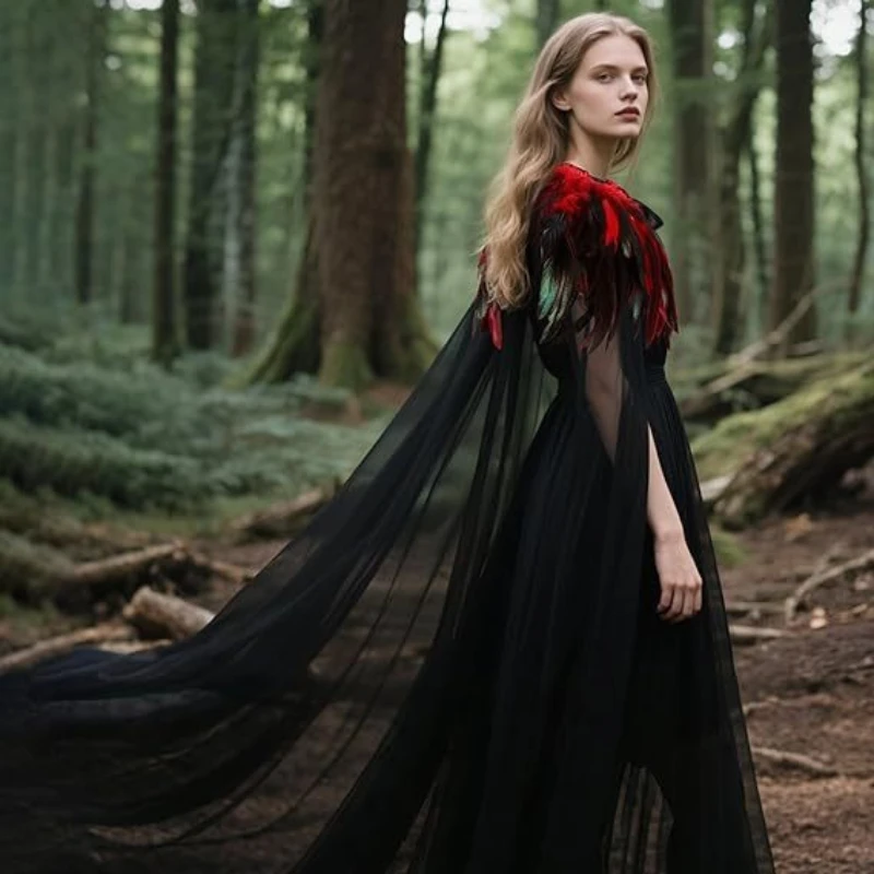 Vestido largo de tul negro con capa y adorno de plumas rojas en los hombros, disfraz de bruja gótica para cosplay, ideal para fiestas temáticas de Halloween o del bosque.