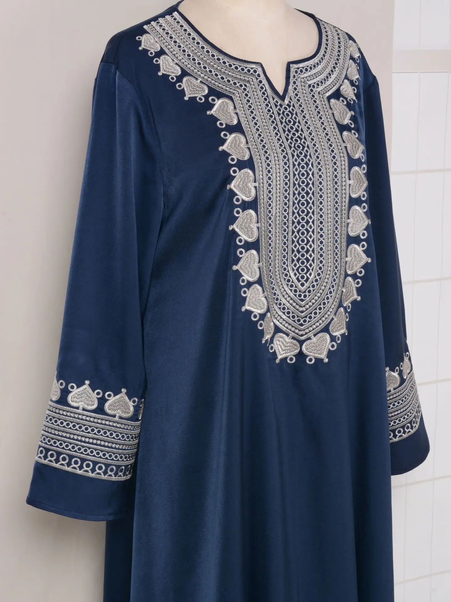 

New women's embroidered dress, fashionable long embroidered robe Z002