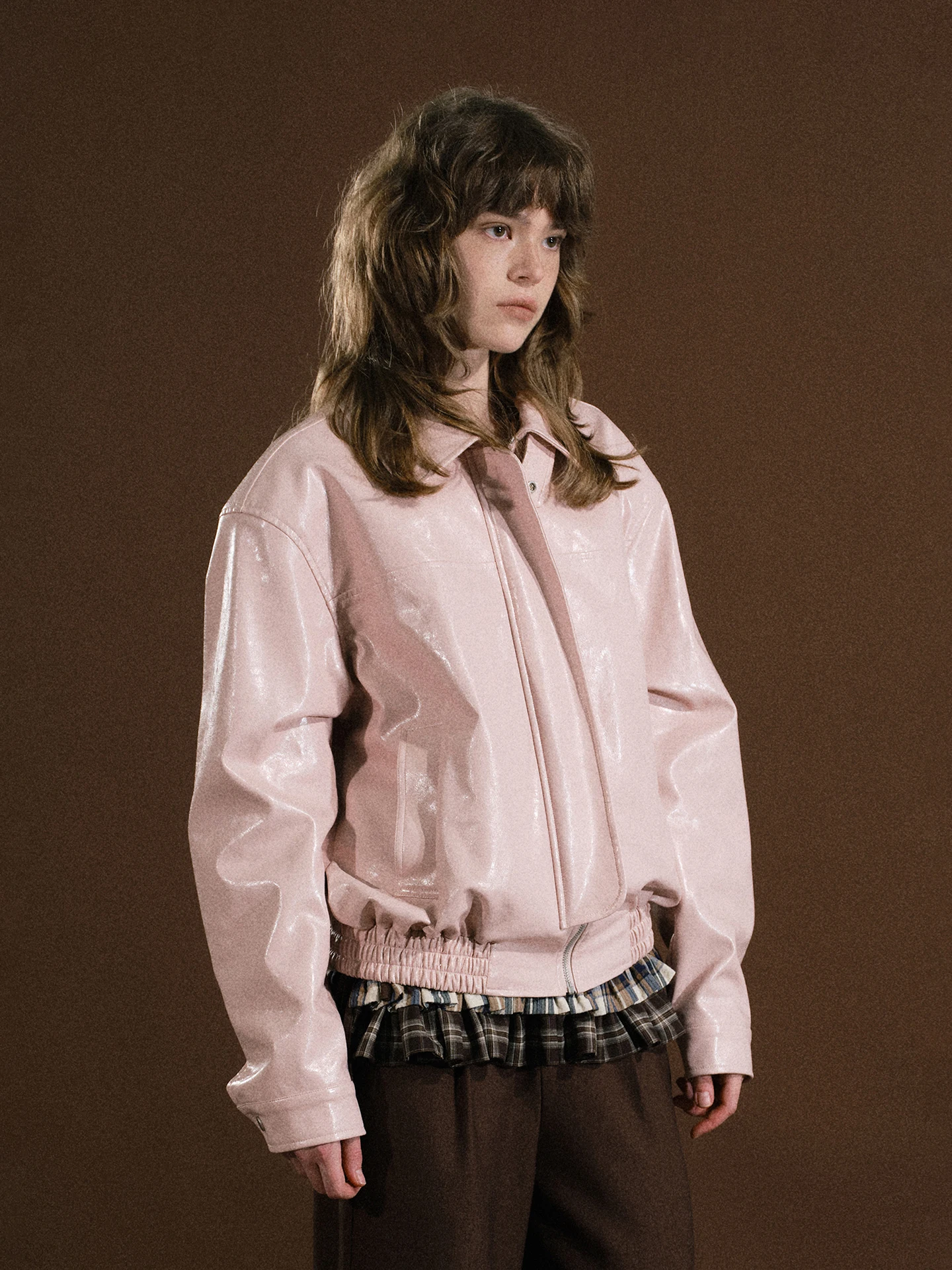 

Куртка-жакет из вощеной кожи с воротником-стойкой и наплечными подушками, двусторонняя, модная, для повседневной носки, с длинными рукавами.