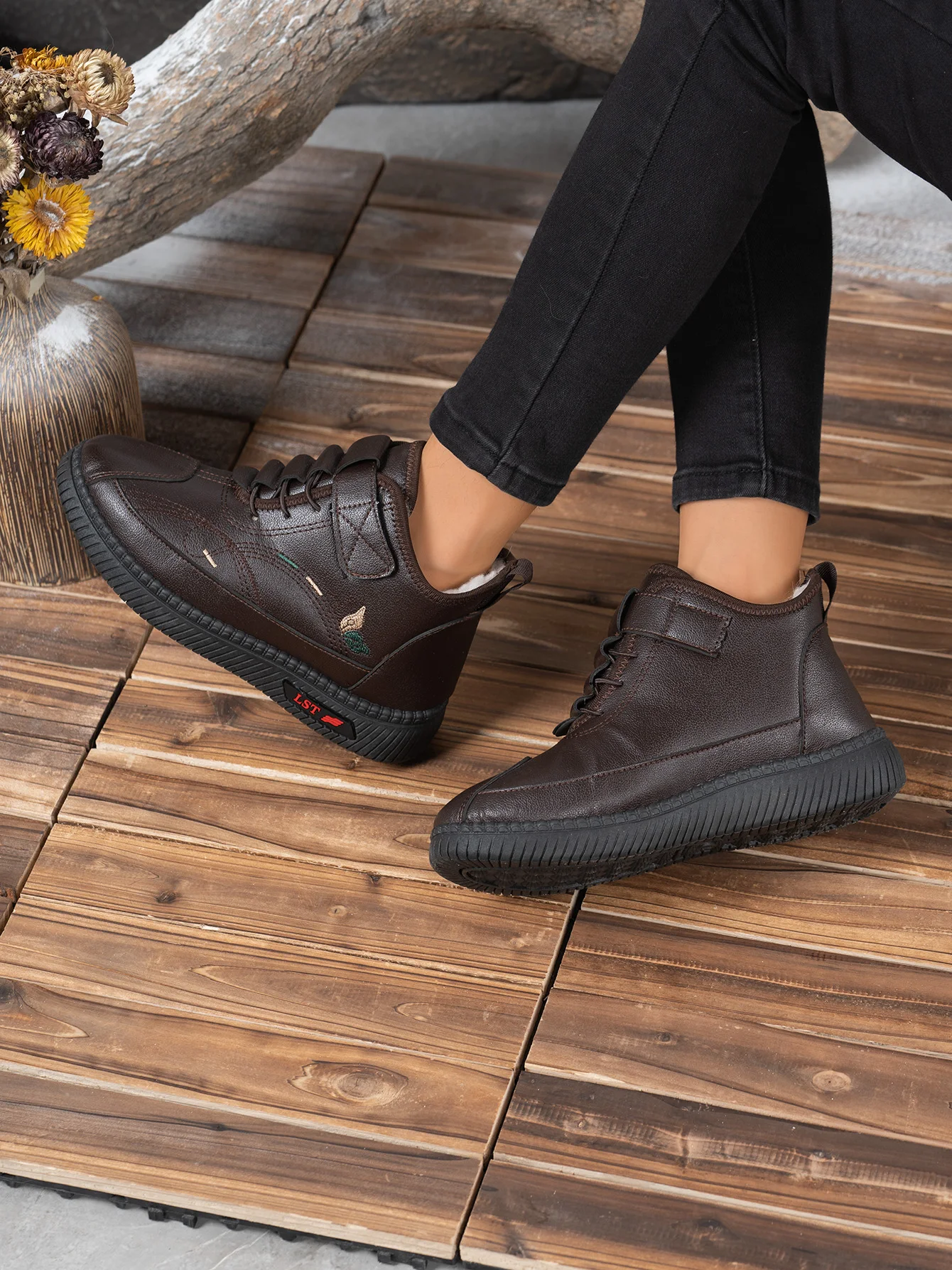 2026 Winter Damen Fleece-Gefütterte Leder-Stiefeletten Klettverschluss Stickerei Rutschfeste Weiche Gummisohle Warme Freizeitstiefel – Detail 13