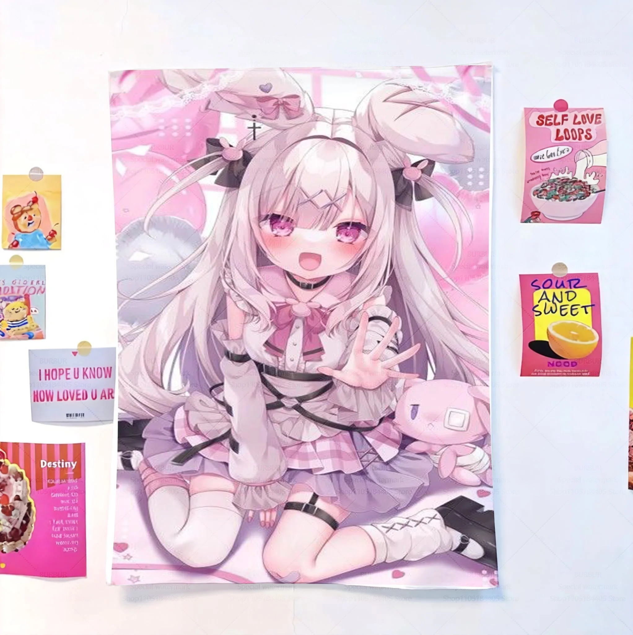 Tapisserie murale représentant une fille anime aux oreilles de lapin roses - Tenue de soubrette et esthétique douce et onirique, décoration de chambre confortable pour les fans de Kawaii et Yume Kawaii.